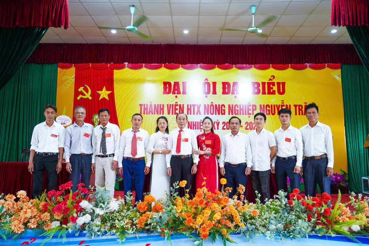 Thợ điện HTX Nguyễn Trãi làm việc thực địa
