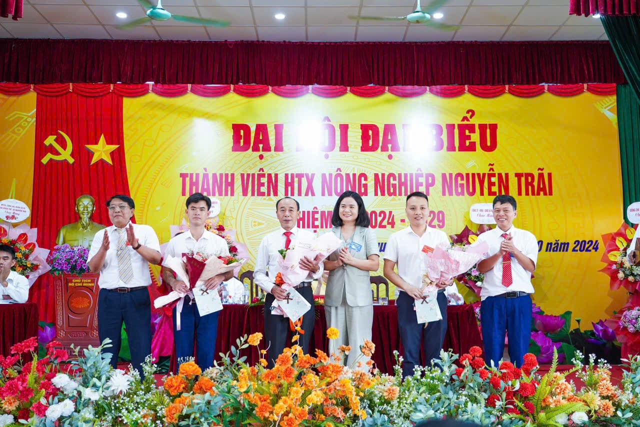 Thợ điện HTX Nguyễn Trãi làm việc thực địa