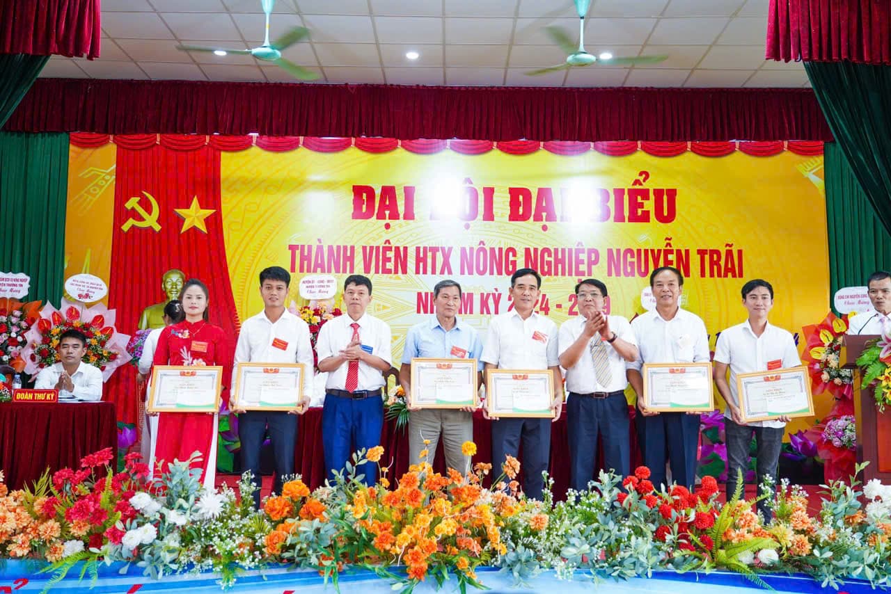 Thợ điện HTX Nguyễn Trãi làm việc thực địa