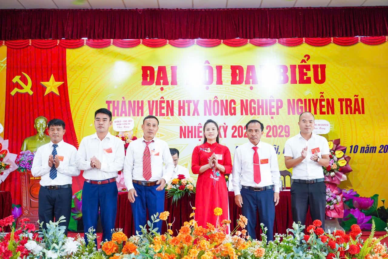 Thợ điện HTX Nguyễn Trãi làm việc thực địa