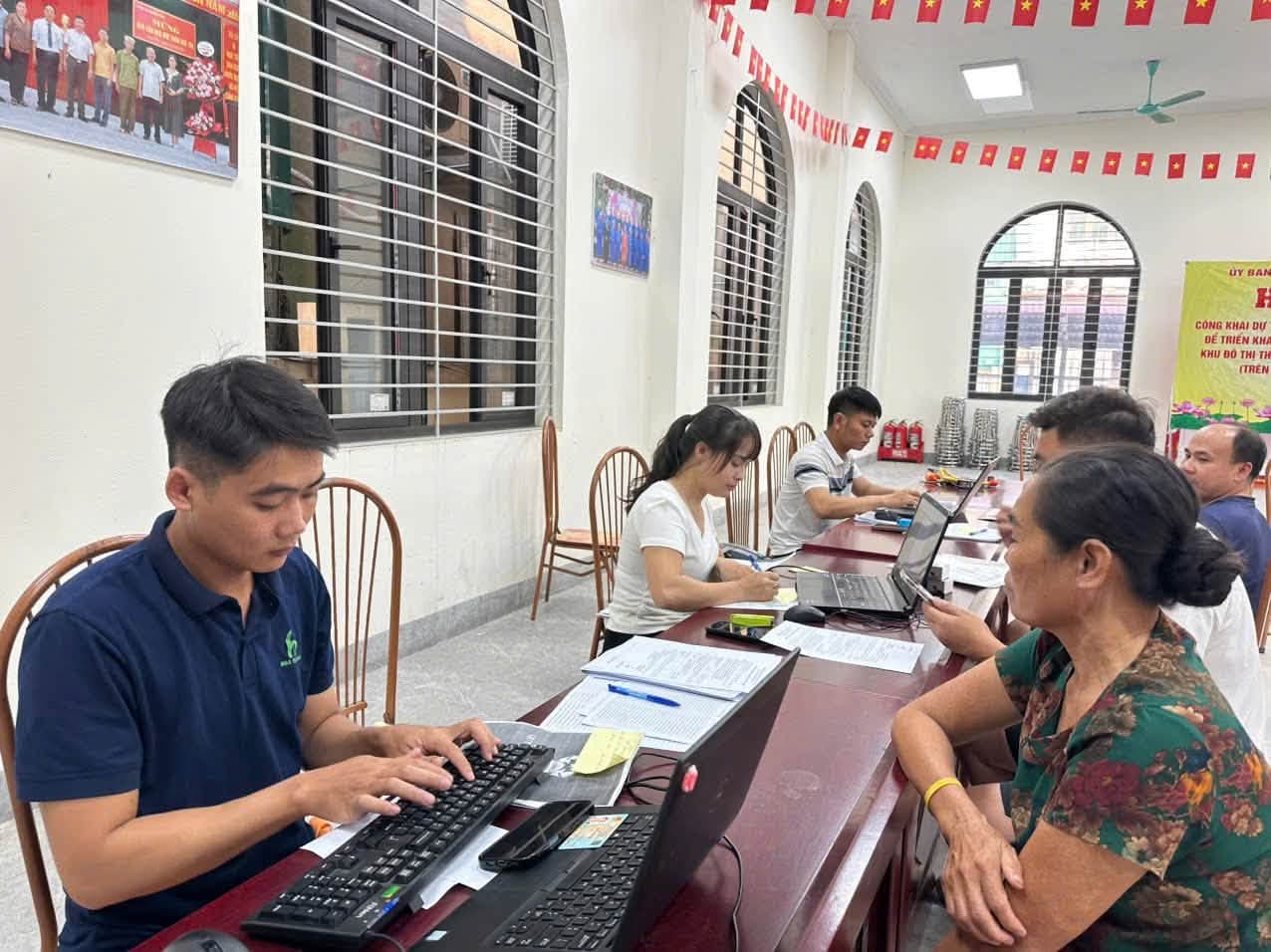 Cán bộ kỹ thuật HTX Nguyễn Trãi tận tình hướng dẫn bà con đối chiếu giấy tờ và nhập liệu chuẩn xác