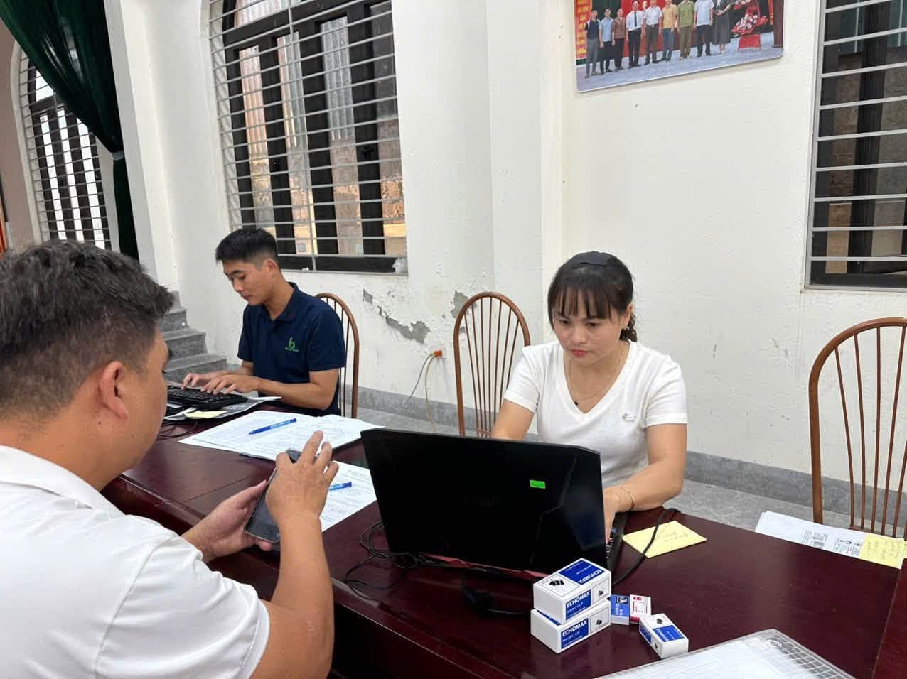 Người dân được hỗ trợ thao tác trực tiếp trên thiết bị điện tử